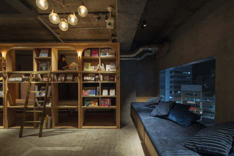 Suppose Design Office Book and Bed Hotel-Bücherei in Tokyo
