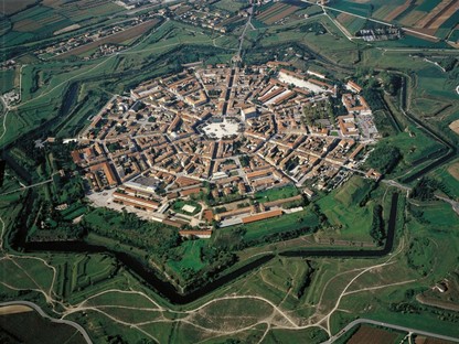 Utopie Labirinto della Masone und die Landschaft

