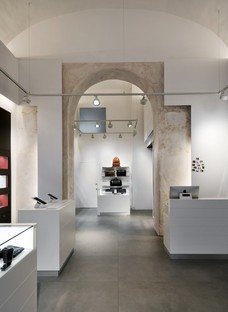DC10 ein flächiges Projekt für den Leica Store in Rom
