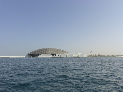 Jean Nouvel Louvre Abu Dhabi das Museum und das Meer
