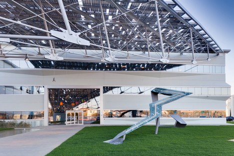 Pierattelli Architetture Arval Headquarters ein photovoltaischer Blitz in Scandicci
