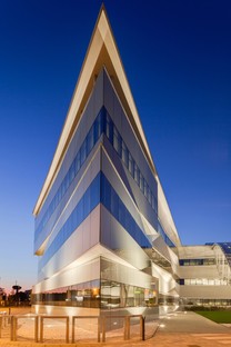 Pierattelli Architetture Arval Headquarters ein photovoltaischer Blitz in Scandicci

