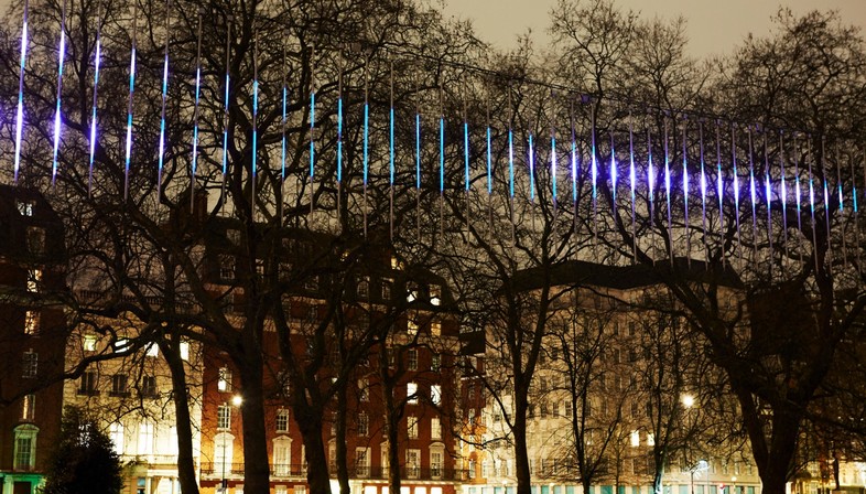 Architektur und Lichter in der Nacht in London und Amsterdam

