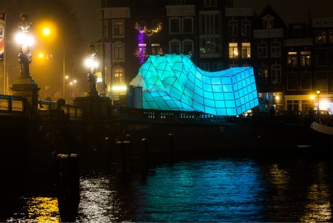 Architektur und Lichter in der Nacht in London und Amsterdam
