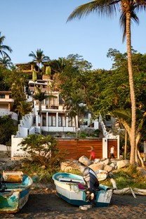 Main Office entwirft ein Haus inmitten der tropischen Landschaft Mexikos

