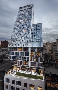 35XV ein Wolkenkratzer mit Pailletten in Manhattan von FXCollaborative

