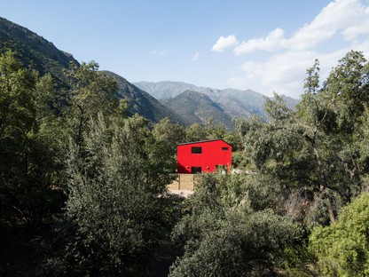 Felipe Assadi Arquitectos entwirft La Roja, ein rotes Haus in den Bergen Chiles. 
