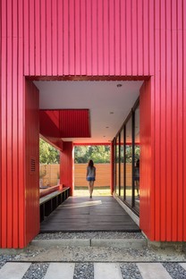 Felipe Assadi Arquitectos entwirft La Roja, ein rotes Haus in den Bergen Chiles. 
