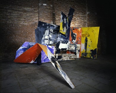 Alvisi Kirimoto gestaltet den Aufbau der Ausstellung EMILIO VEDOVA im Palazzo Reale in Mailand.
