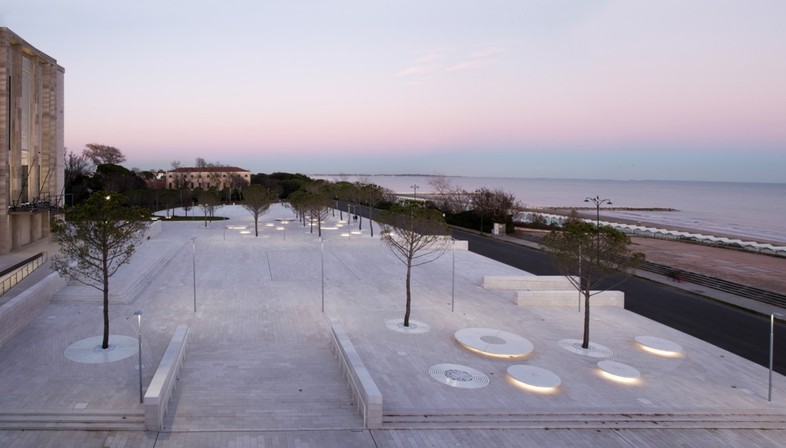 C+S Architects städtische Eingriff für die Piazza del Cinema, Lido di Venezia
