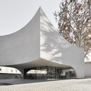MoDusArchitects TreeHugger ein skulpturaler Baukörper für das Fremdenverkehrsamt von Brixen
