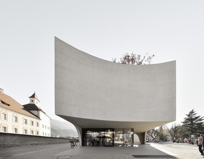 MoDusArchitects TreeHugger ein skulpturaler Baukörper für das Fremdenverkehrsamt von Brixen
