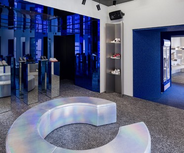 Piuarch realisiert ein innovatives Sneakers-Geschäft in Mailand
