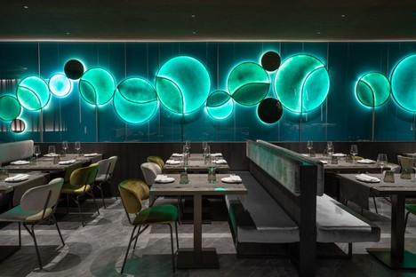 Maurizio Lai Lichtinstallationen und Geometrien für ein Restaurant 
