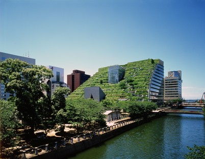 Architektur und Natur: 25 Jahre ACROS-Zentrum von Emilio Ambasz in Fukuoka
