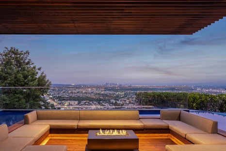 SAOTA Hillside House mit Blick auf die Skyline von Los Angeles
