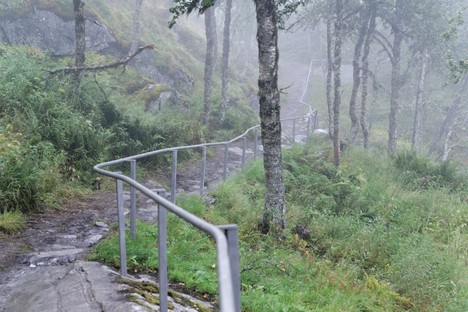 Carl-Viggo Hølmebakk Fußgängerbrücke über den Wasserfall Vøringsfossen Norwegen
