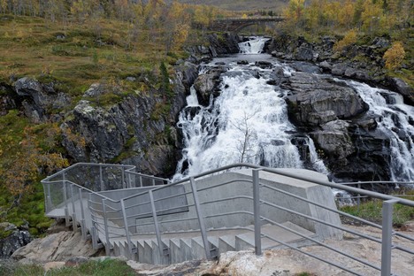 Carl-Viggo Hølmebakk Fußgängerbrücke über den Wasserfall Vøringsfossen Norwegen
