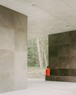 KAAN Architecten Loenen Pavilion ein Mahnmal im Einklang mit der Natur
