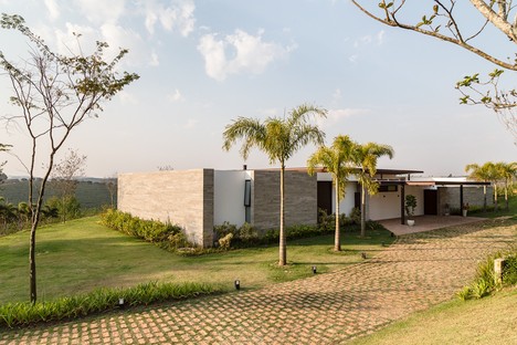 Gilda Meirelles Arquitetura MG House: Ein modernes Haus mitten in einer ländlichen Umgebung
