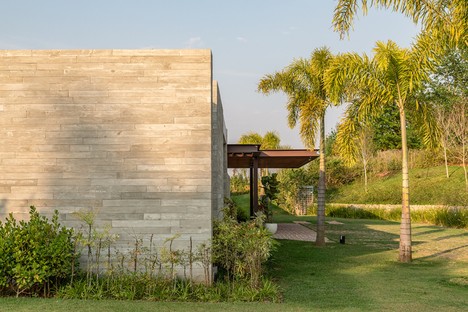 Gilda Meirelles Arquitetura MG House: Ein modernes Haus mitten in einer ländlichen Umgebung
