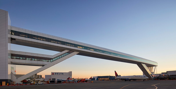 Skidmore, Owings & Merrill Aerial Walkway für den Flughafen Seattle-Tacoma


