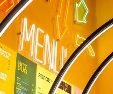 Puccio Collodoro Architetti Interior Minimal Pop für Fast Food in Palermo