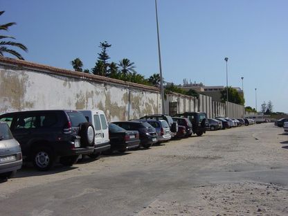 Aussichtsplattform und Schutzbau des Parque Genovés in Cadiz
