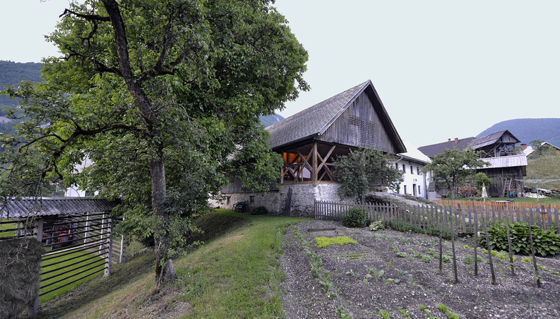 OFIS architects: Alpine barn tourist apartment in Bohinj, Slowenien 