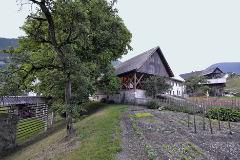 OFIS architects: Alpine barn tourist apartment in Bohinj, Slowenien 