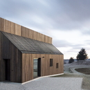 Dekleva Gregoric Architects: Haus mit Kamin in Logatec, Slowenien
