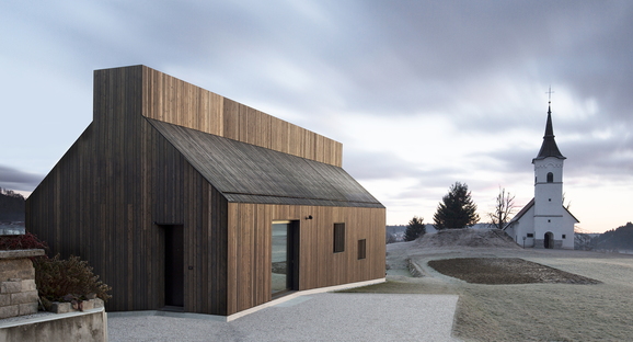 Dekleva Gregoric Architects: Haus mit Kamin in Logatec, Slowenien
