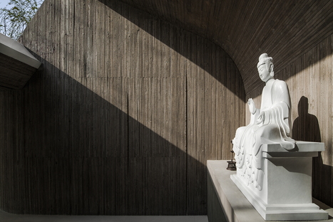 Archstudio: Buddhistischer Tempel am Fluss in Tangshan, China
