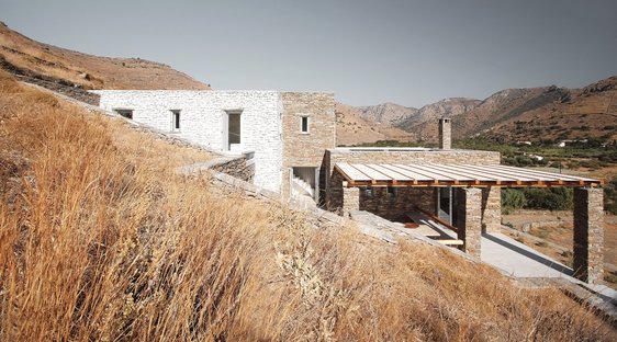 Cometa Architects: Rocksplit, ein Haus auf der Kykladeninsel Kea
