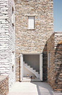 Cometa Architects: Rocksplit, ein Haus auf der Kykladeninsel Kea

