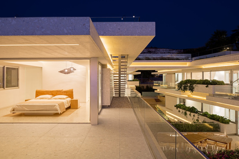 BLANKPAGE Architects und Karim Nader Studio: Villa Kali im Libanon
