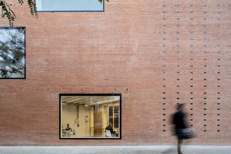 Harquitectes: Bürgerzentrum in der ehemaligen Glasfabrik Cristalleries Planell, Barcelona
