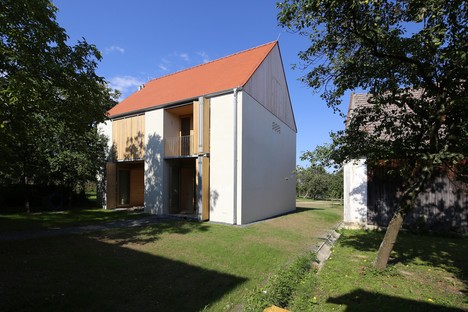 juri troy architects: neues Wohnhaus in einem österreichischen Streckhof
