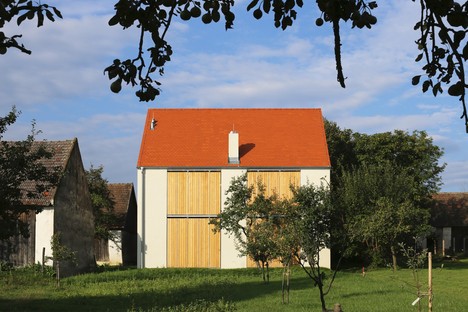 juri troy architects: neues Wohnhaus in einem österreichischen Streckhof
