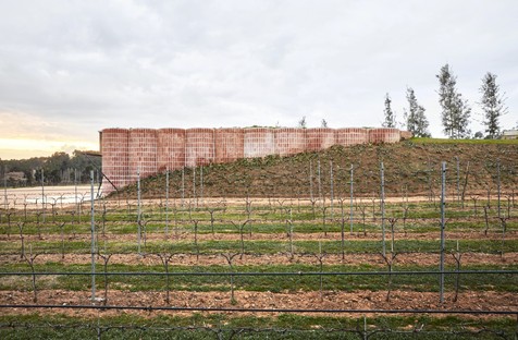 Jorge Vidal und Víctor Rahola: Weinkellerei in Mont-ras, Katalonien
