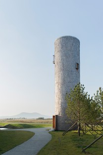 TAO: Belvedere mit Turm am Schwanensee von Rongcheng, China
