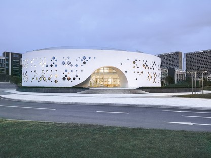 Das neue White Building des Chengdu Science and Technology Industry Incubation Park trägt die Unterschrift der CROX