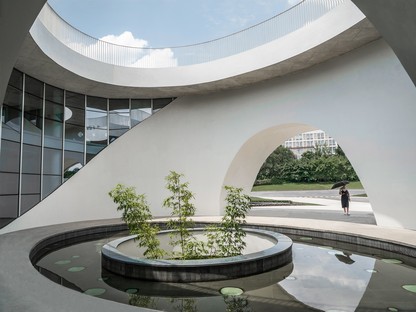 Das neue White Building des Chengdu Science and Technology Industry Incubation Park trägt die Unterschrift der CROX