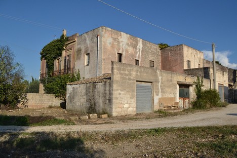 Salvatore Oddo: Casa Fevi in der Landschaft von Trapani
