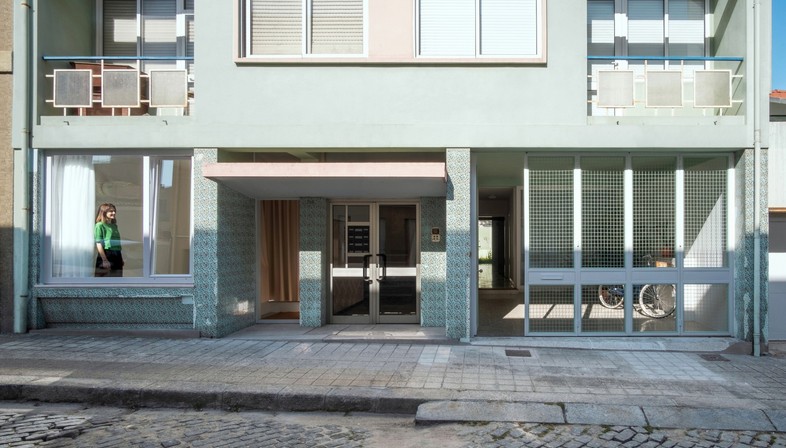 OITOO: Ground Floor House, Umnutzung eines Erdgeschosses in Porto
