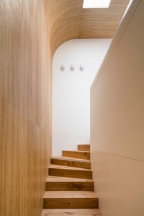 No Architects: Renovierung einer Maisonettewohnung in Žižkov, Prag
