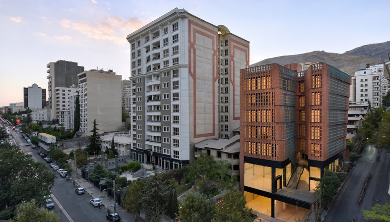 Hooman Balazadeh: Hitra Building Bürogebäude in Teheran
