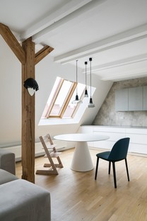 Esté architekti: Interieur eines Maisonette-Dachgeschosses in Prag
