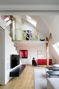 Esté architekti: Interieur eines Maisonette-Dachgeschosses in Prag
