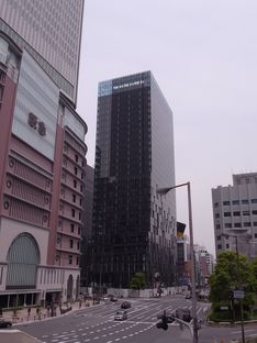 Perrault und der Fukoku-Tower in Osaka